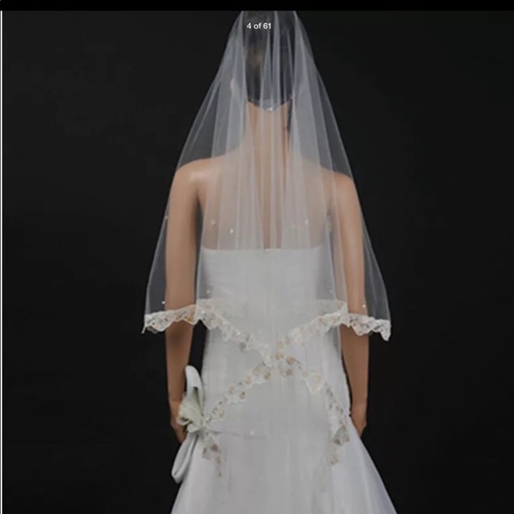 New beautiful fingertip length veil w/ embroidery